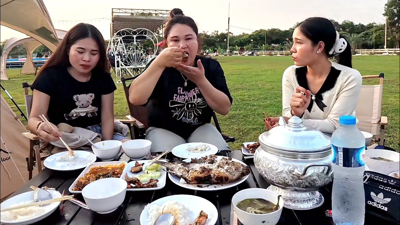 Special dinner (grilled frogs) with friends at Ounavong Farm in Laos