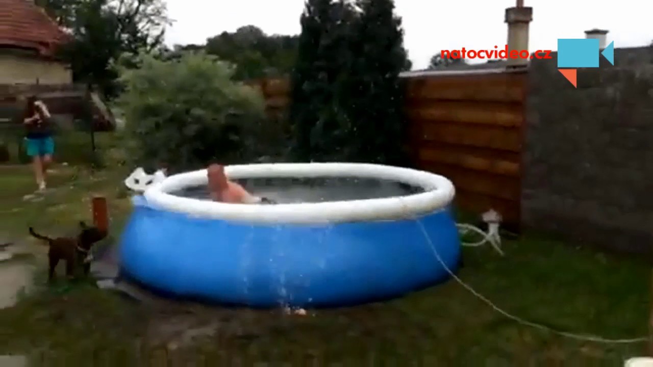 skok do bazénu