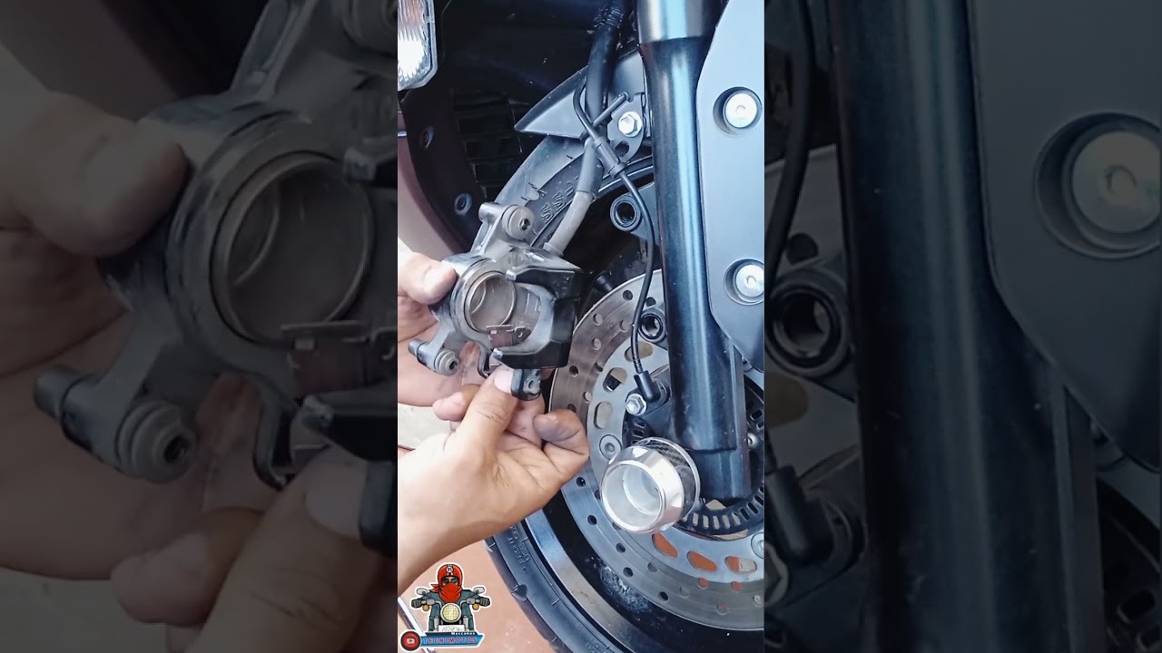 aprende a cambiar las pastillas del freno delantero de la moto NMAX 155 Yamaha