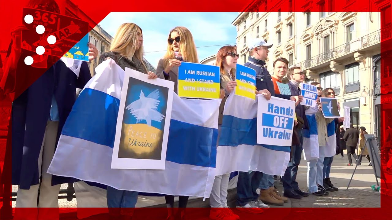 Milano, russi in piazza contro Putin e l'invasione dell'Ucraina: bandiera nazionale senza rosso