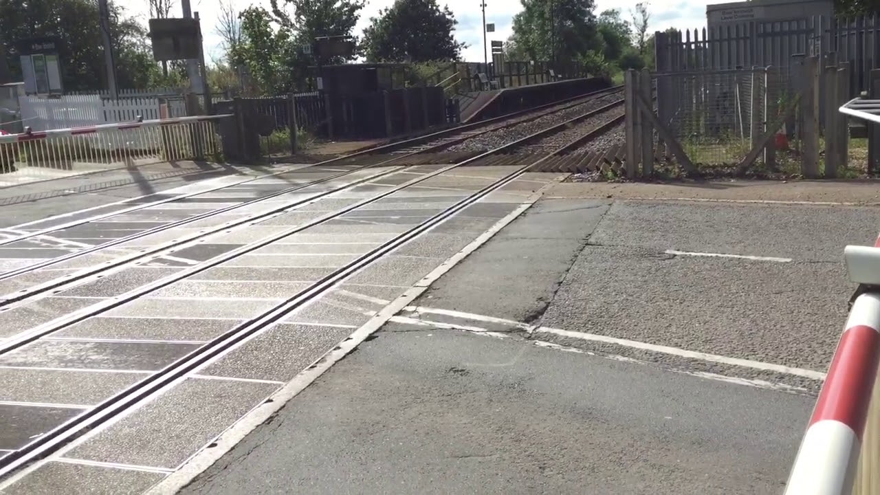 Bow Brickhill Station Level Crossing (Bucks) Saturday 23.09.2017