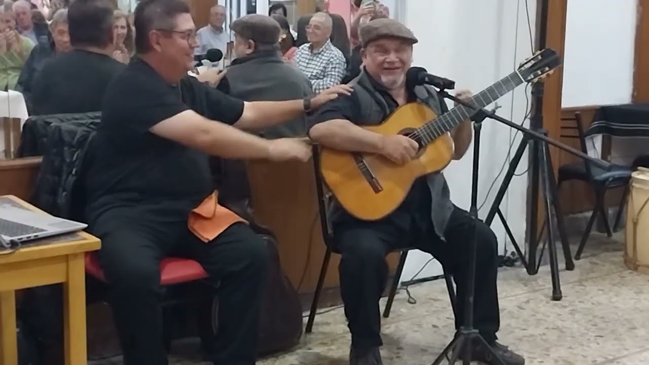 "Mi vieja viola" por el Maestro José Chacoma en voz y guitarra.