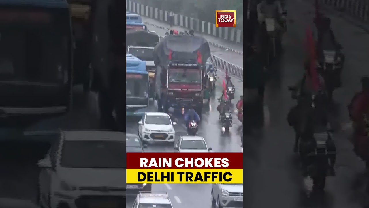 #HeavyRain Causes #TrafficCongestion in #Delhi; Visuals Show #Gridlock Near #AkshardhamTemple