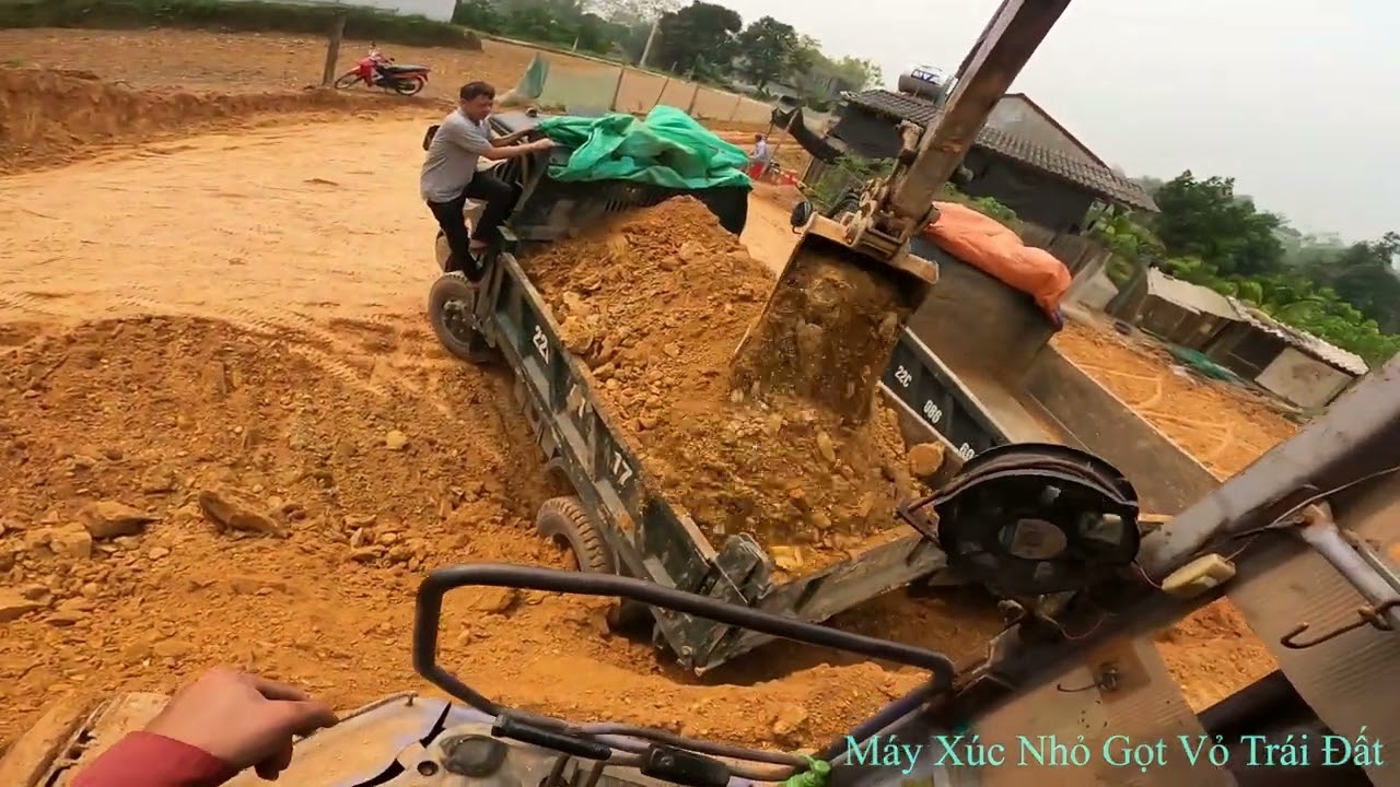Tập 4 Xúc Đất Lên Xe Ô Tô Hạ Vườn Sắn.  Xúc Đất Lên Xe Ô Tô 2,5t Và Lấy Mặt Bằng Nuôi Gà Con