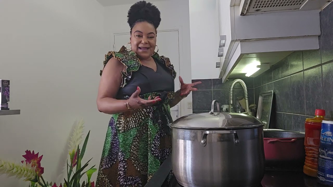 Une Femme Dans La Cuisine. Bonne Façon De Préparer Les Feuilles 🍃 De Manioc Pondu Très Délicieux