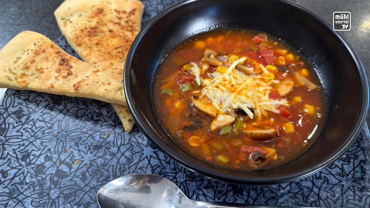 Kochen mit Elfriede: „Pizzasuppe mit Knoblauchbrot“