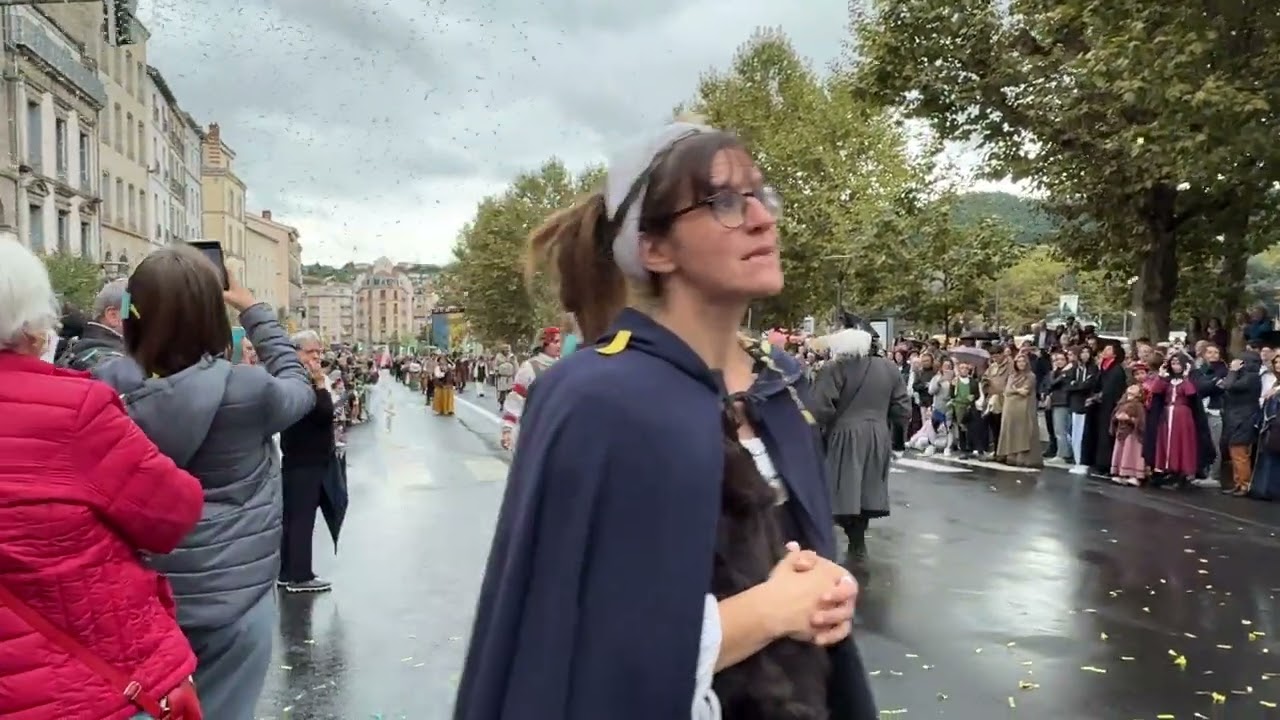 1/4 Défilé final du Roi de l'Oiseau (Première partie)