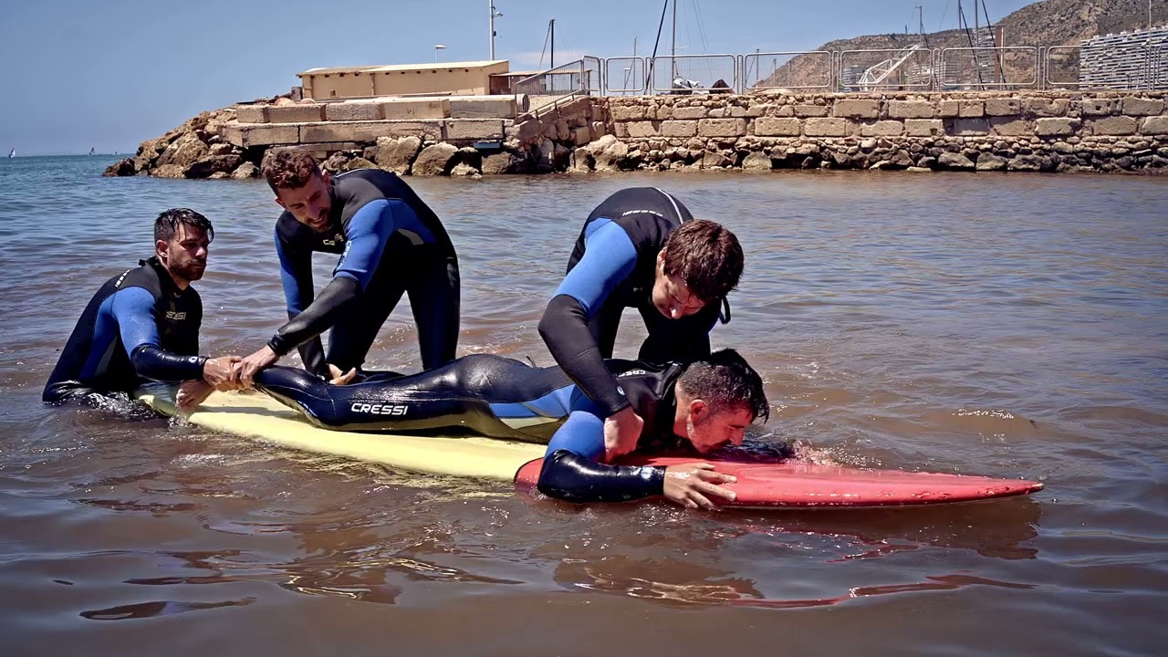 SALVAMENTO ACUÁTICO CON TABLA DE RESCATE