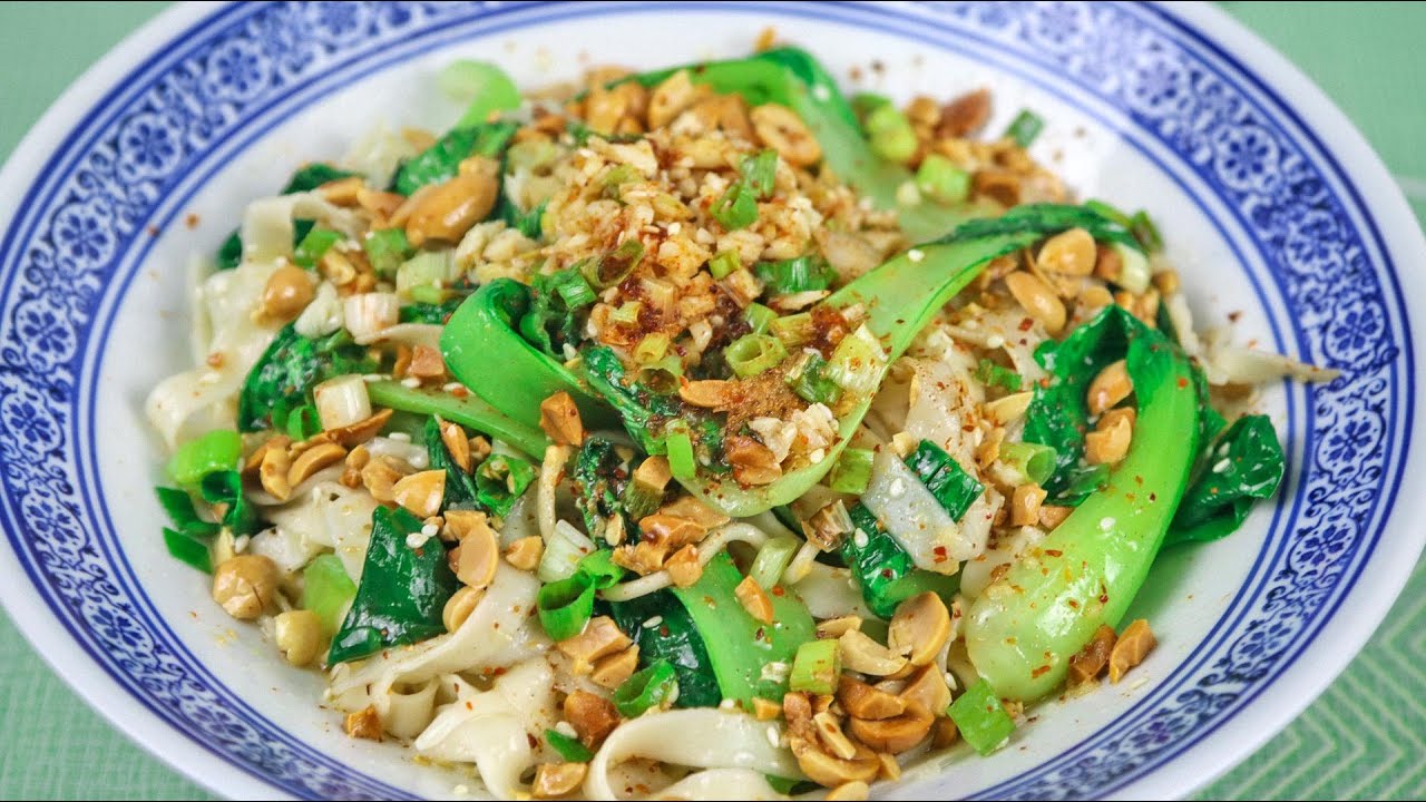 这才是&ldquo;油泼面&rdquo;的家常做法，爽滑劲道，陕西风味，吃着真是太香