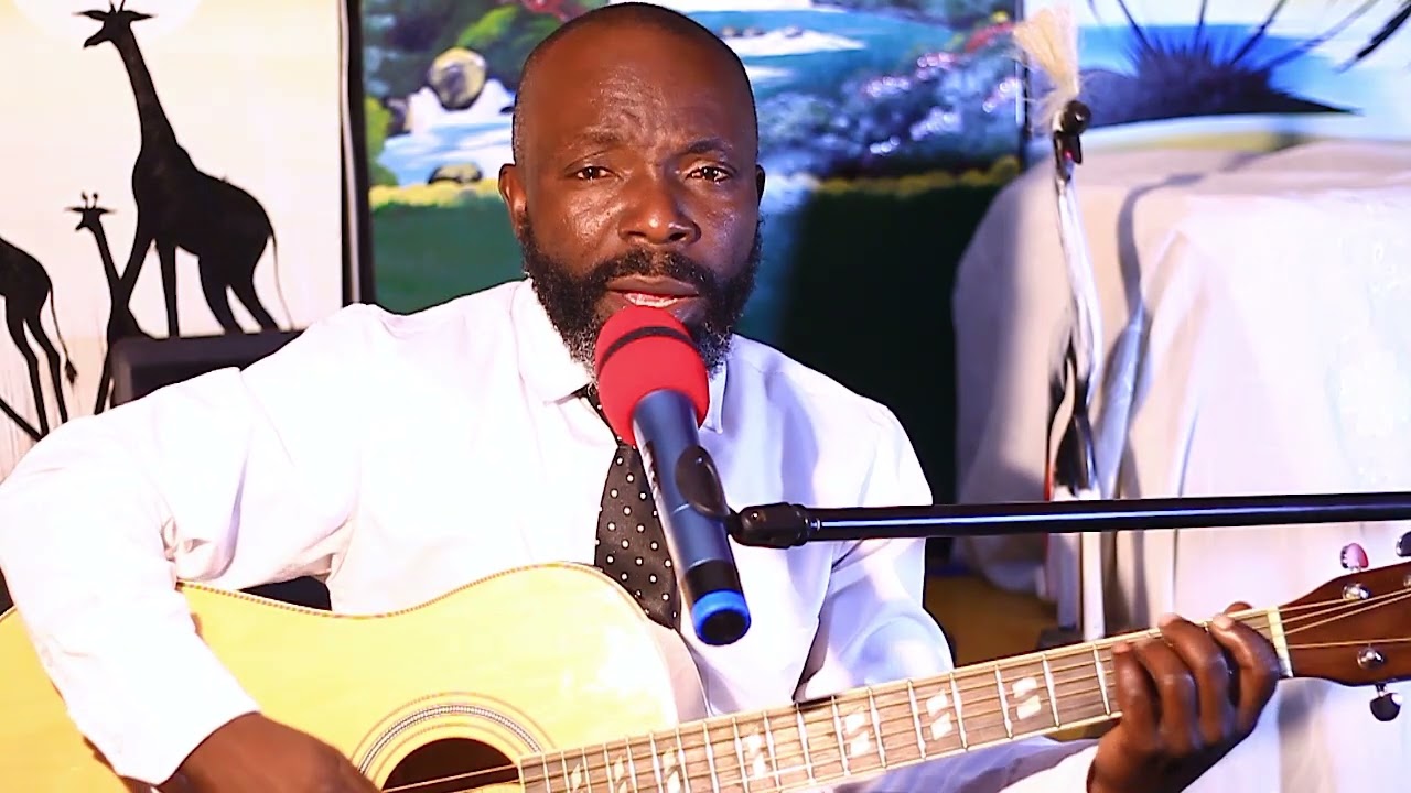 Twige Gucuranga Umwali wanze umwalimu kuri Guitar noza urwego rwawe rwimicurangire 