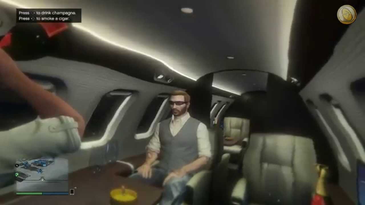 GTAGames.nl - GTA Online Buckingham Luxor Deluxe golden - drinking champagne and cigar smoking