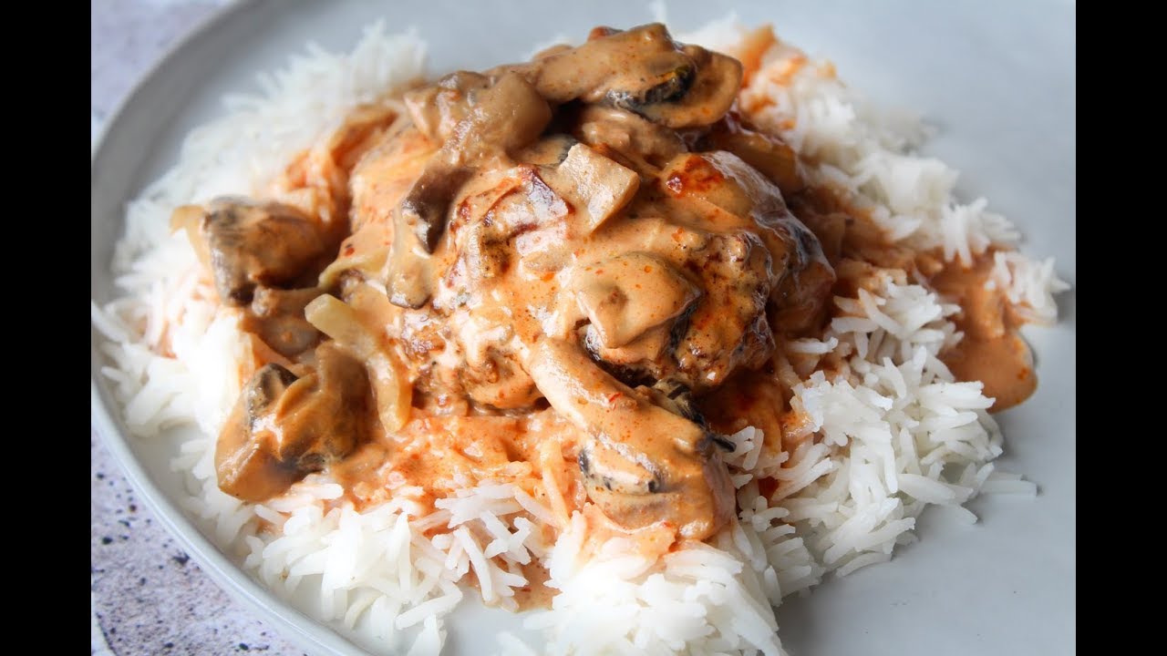 Bøf I Fad - Lækker Paprika/Karry Sauce Med Champignon og Hakkebøffer - One Kitchen DK