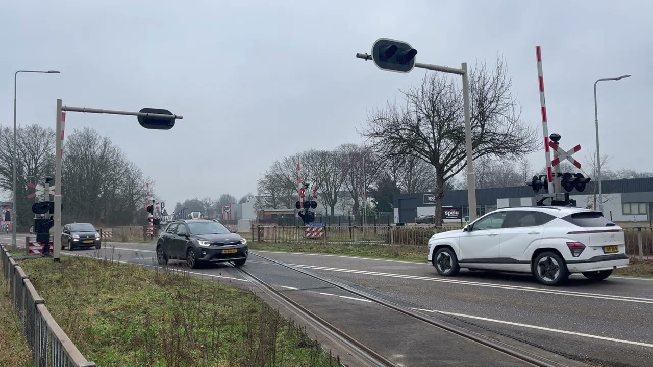 Spoorwegovergang Reuver // Dutch Railroad Crossing