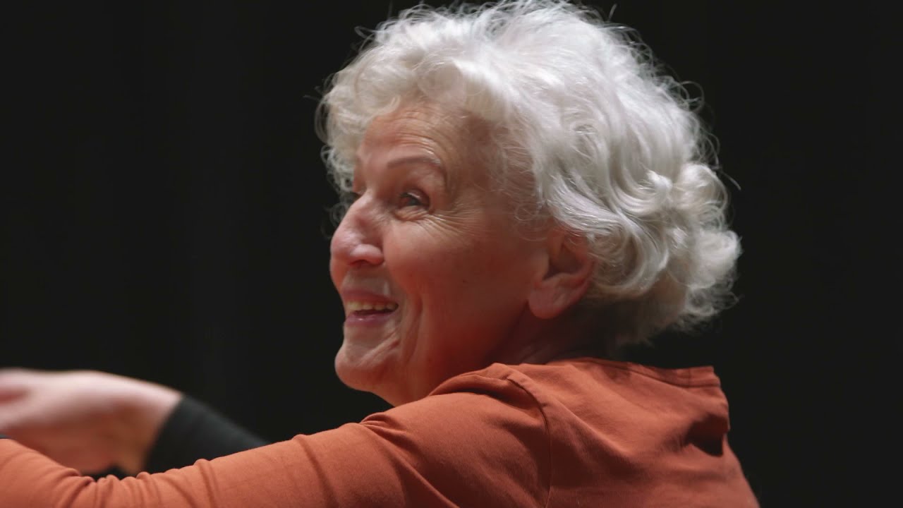 Choreoterapia - warsztat tańca afrykańskiego dla seniorów . Joanna Mikołajczyk