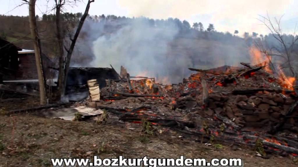Kızılcaelma Köyünde Üç Ev Yandı