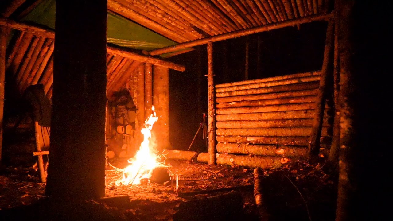OVERNIGHT CAMP AT THE FORT IN THE WOODS. Build a Large Thermal Wall, Steak and Potatoes, Tarp Revamp