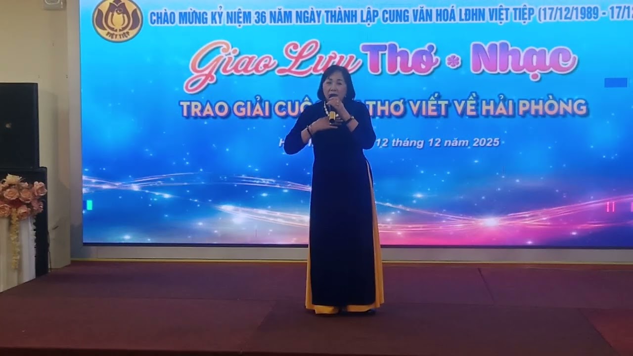 Nghệ nhân dân gian hát chèo giáo lưu tại cung văn hoá Việt Tiệp 