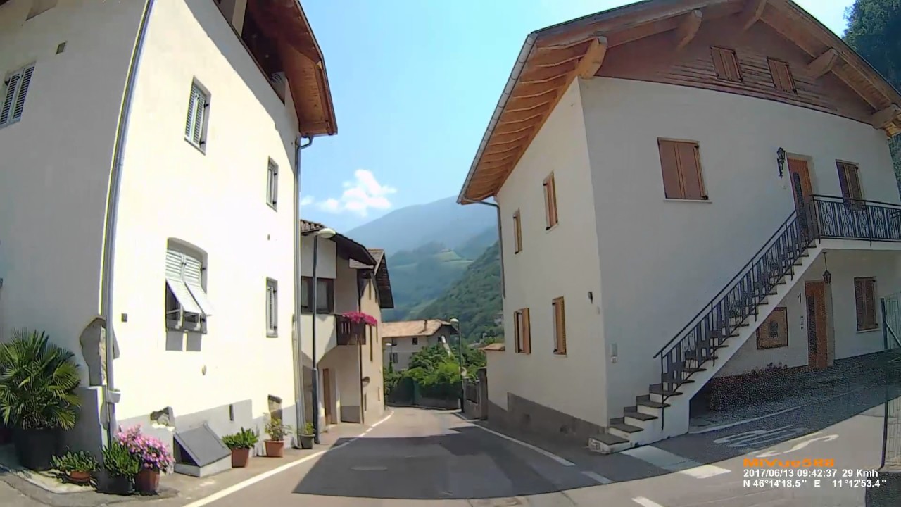 I: Salurn. Salorno. Trentino-Südtirol. Fahrt durch den Ort . Juni 2017