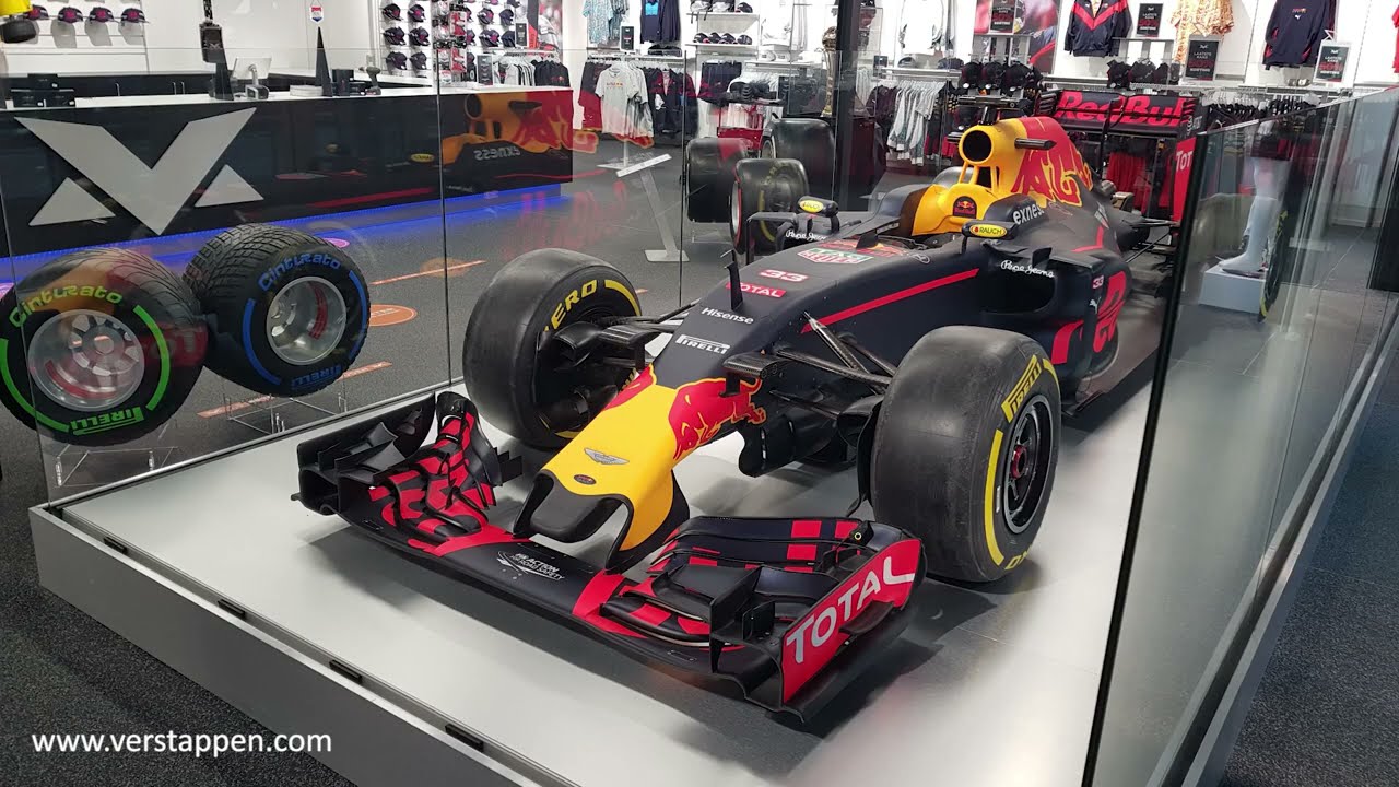 Max Verstappen store: Toro Rosso STR11 OUT & Red Bull Racing RB12 IN - time-lapse