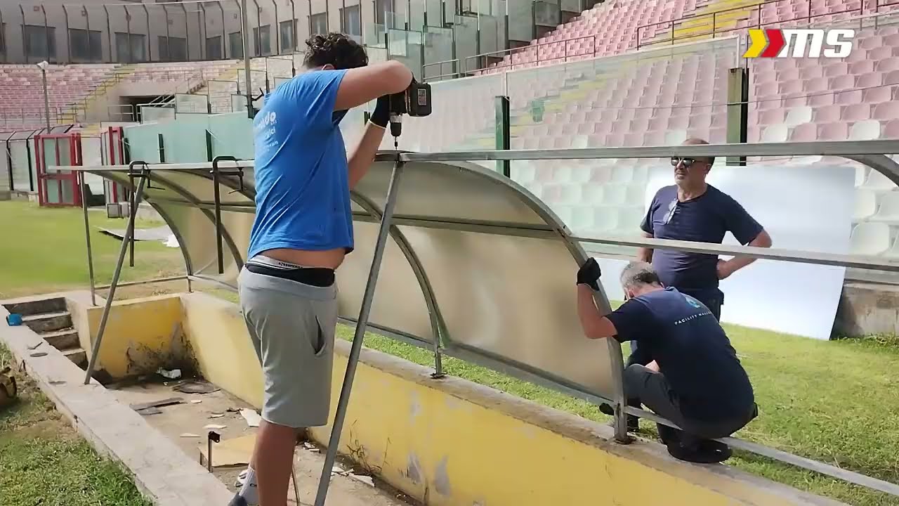 Installate le nuove panchine allo stadio 