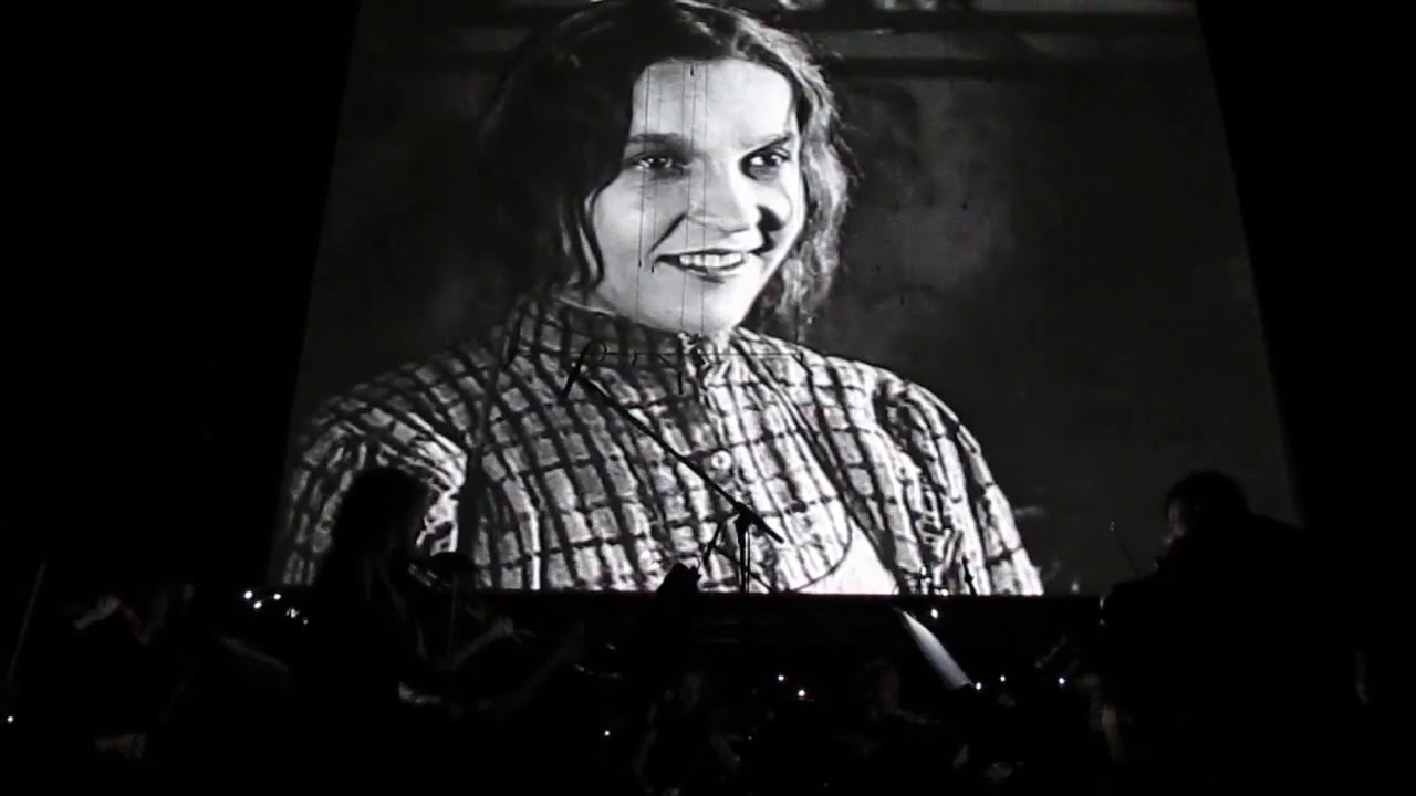 Дом на Трубной. The House on Trubnaya (1928)  Вступление в профсоюз