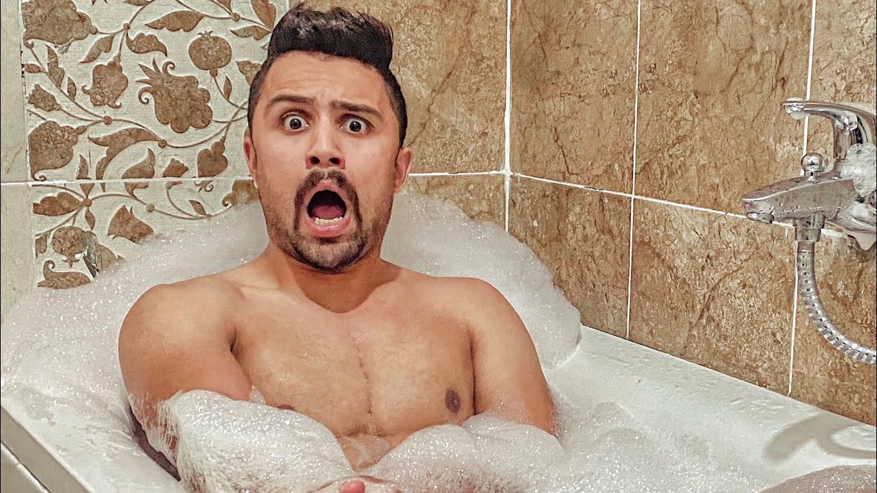 ده اللى هيحصلك لو خبط على حد فى الحمام2