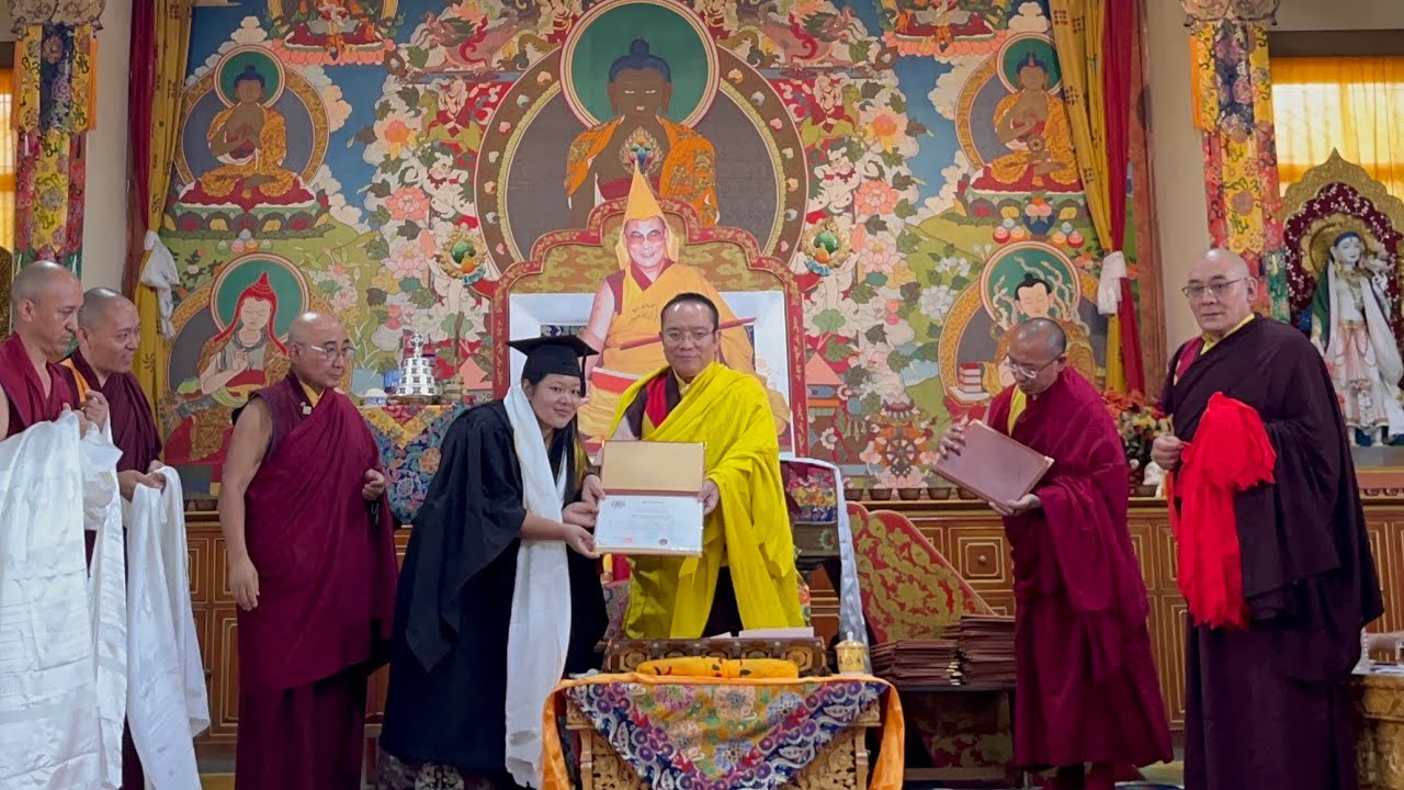 ༧བྱམས་མགོན་ཏཱའི་སི་ཏུ་རིན་པོ་ཆེ་མཆོག་གིས་ས་རཱ་མཐོ་སློབ་ཀྱི་སྐབས་༢༤ལ་མཐར་སོན་ཕྱག་འཁྱེར་བསྩལ་གནང་སོང་།