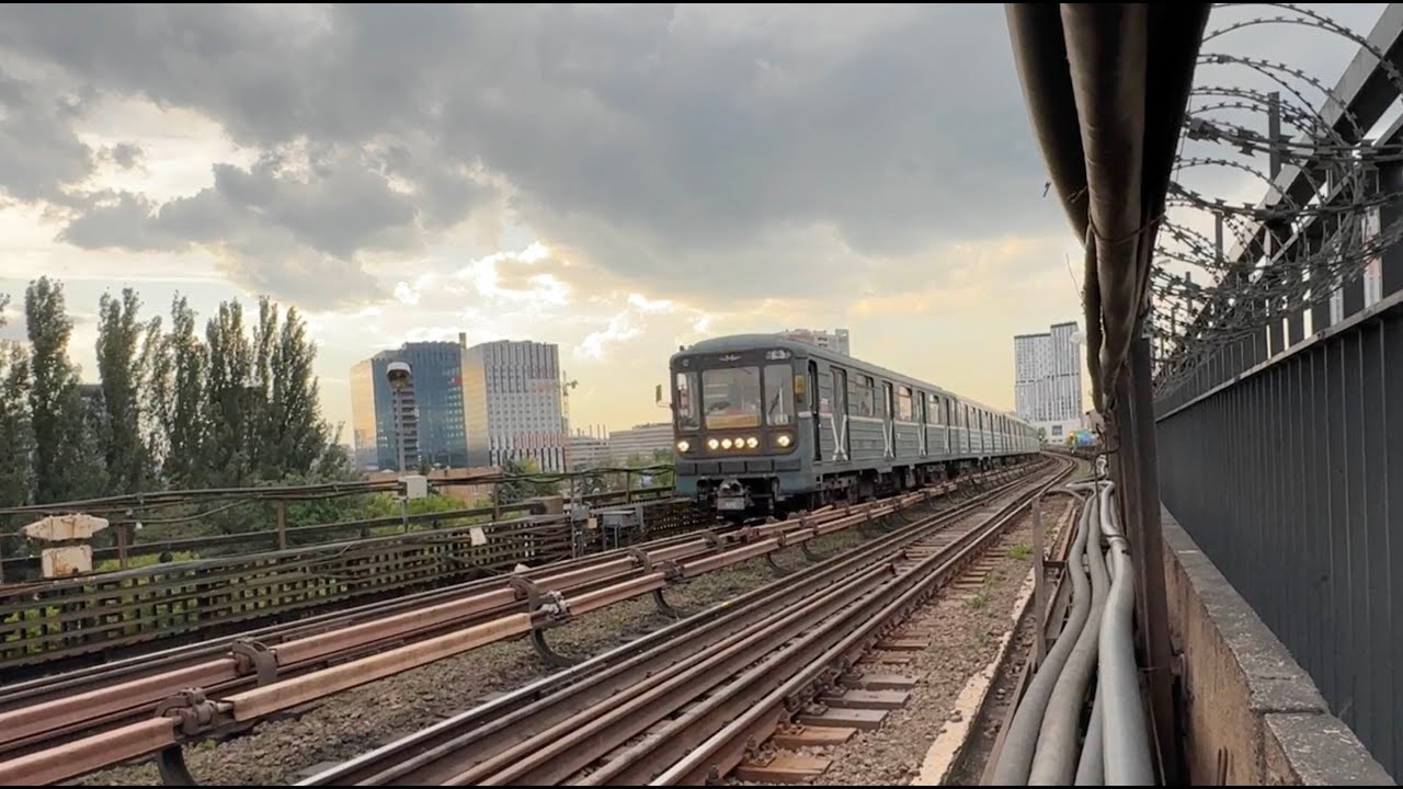 Поезд метро следует по Нагатинскому метромосту