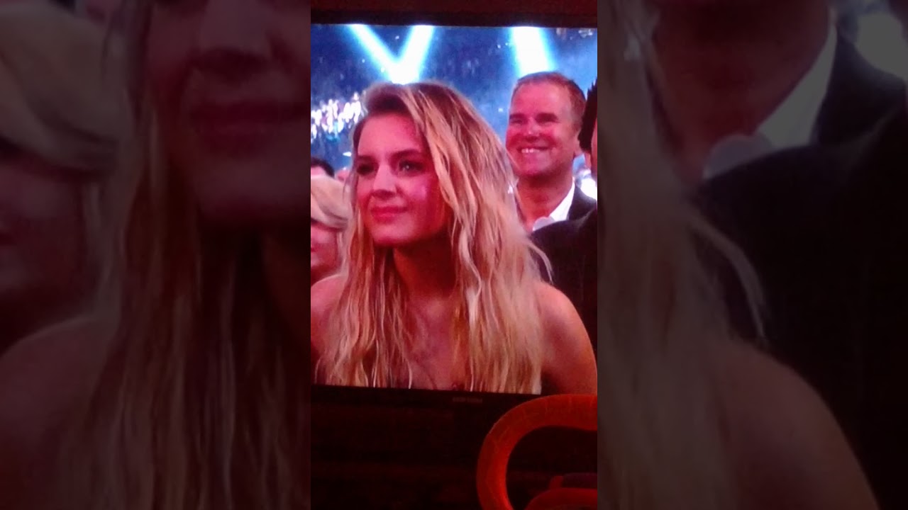 Carrie Underwood ACMs 2018 "cry pretty"