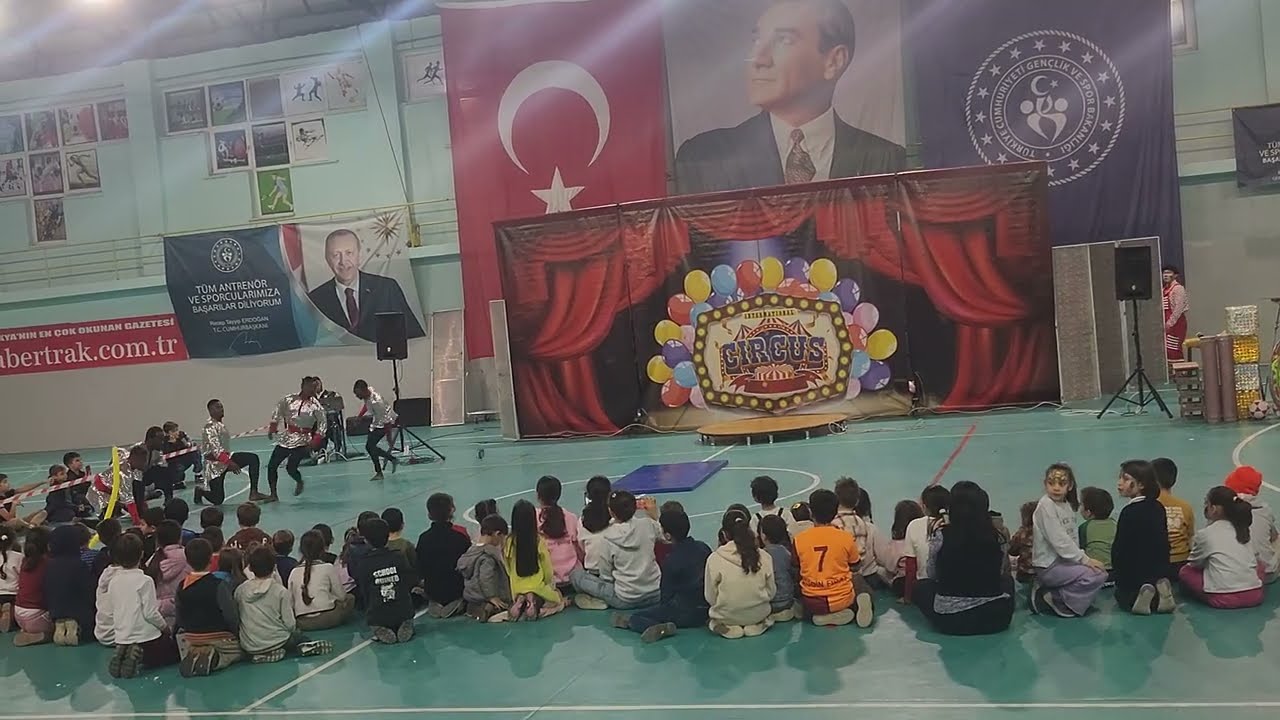 MADAGASKAR SİRKİNDE İNANILMAZ ANLAR! 🎪 ÇOCUKLAR SAHNEDE!