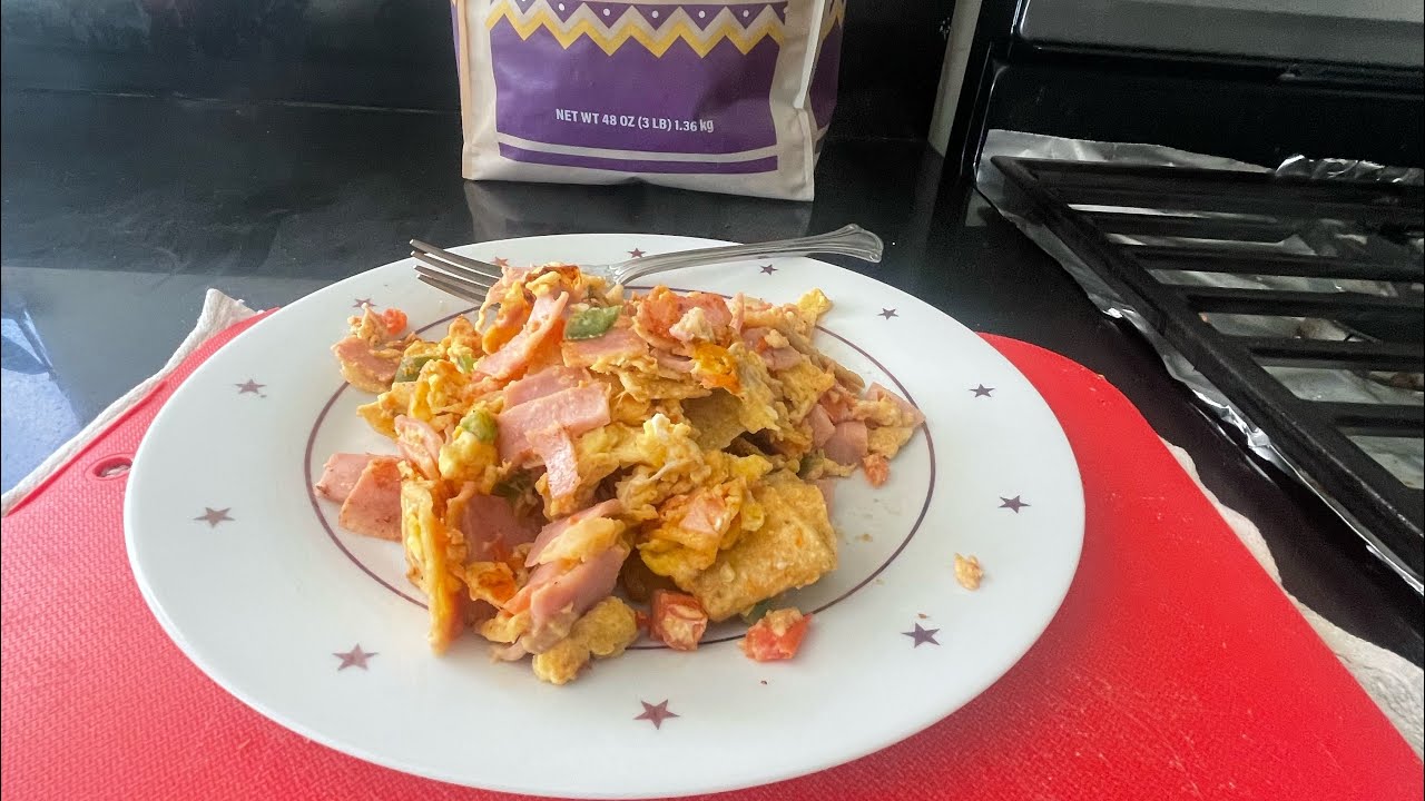 Breakfast. Chilaquiles con huevos y jamon. Ami estilo 