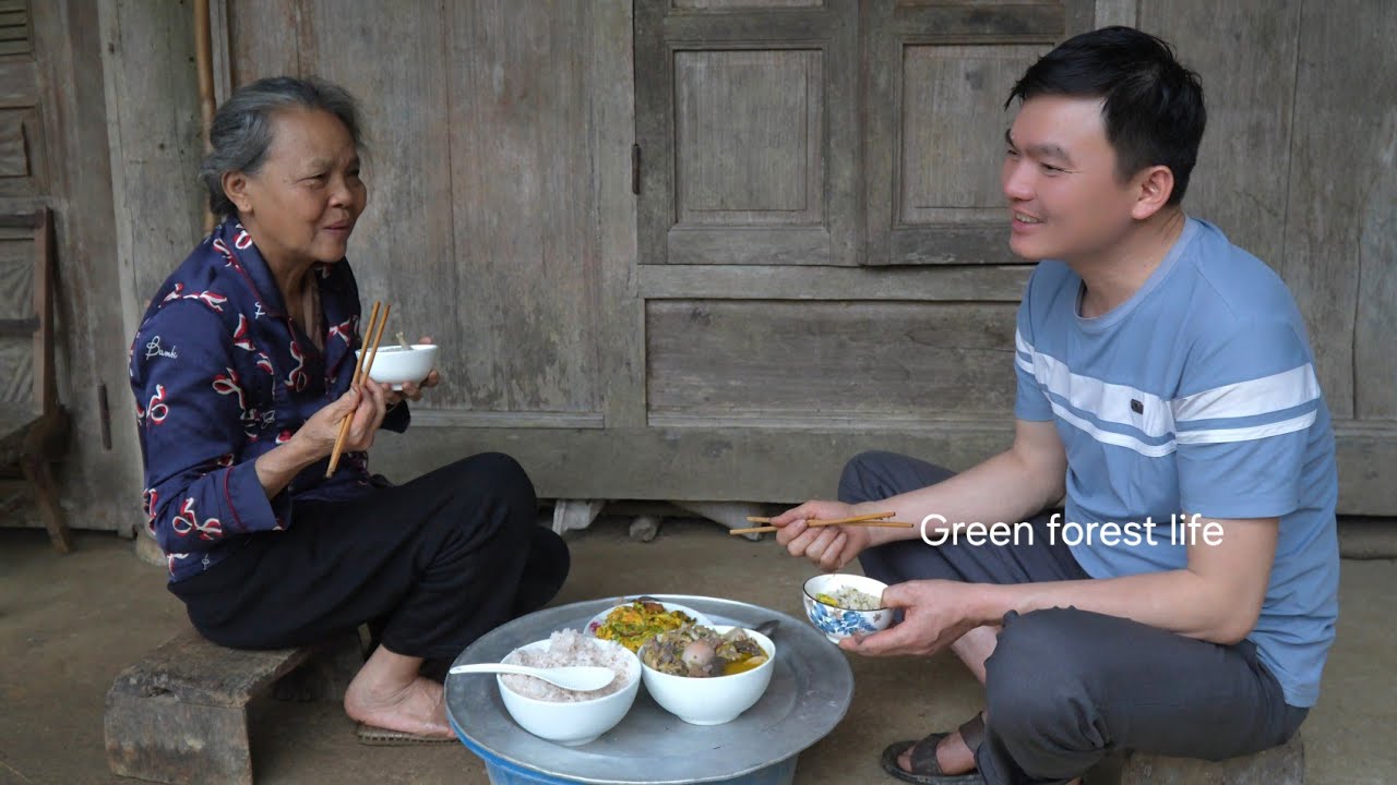Роберт был рад видеть, что свиньи и куры здоровы и хорошо себя чувствуют. Жизнь в зеленом лесу.