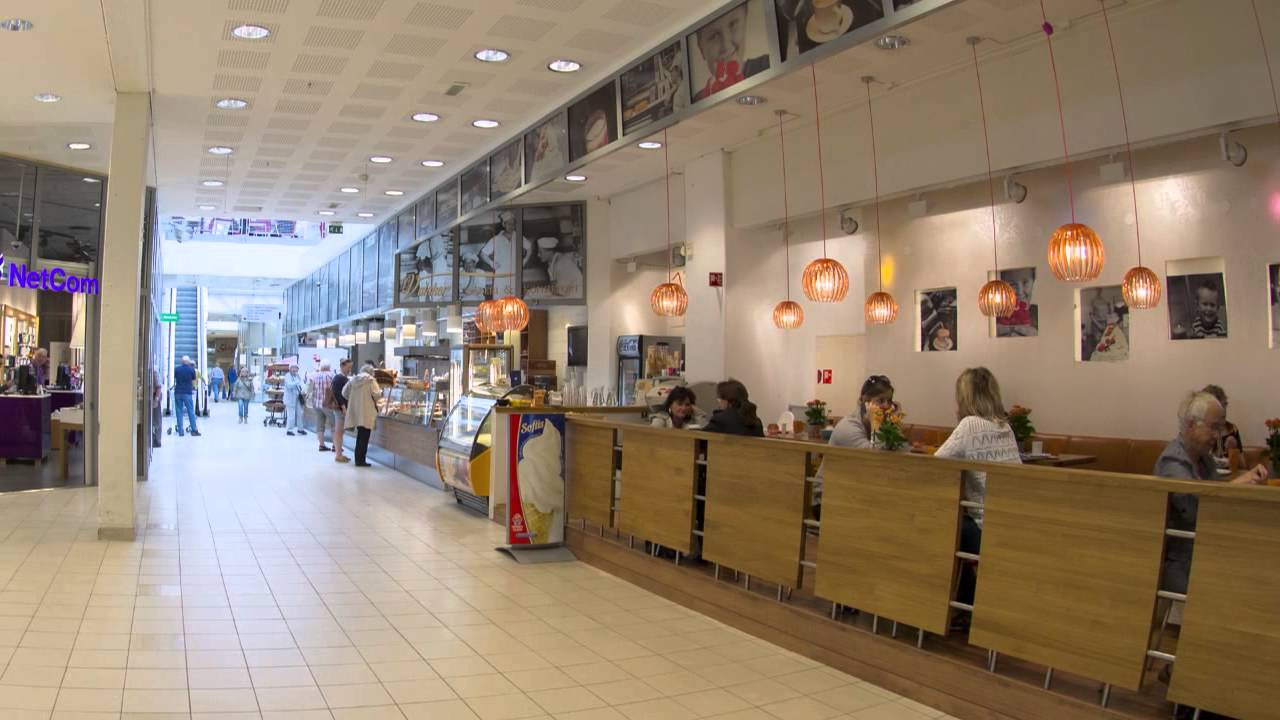 AMFI Moa kj&oslash;pesenter - Shopping mall in &Aring;lesund, Norway.