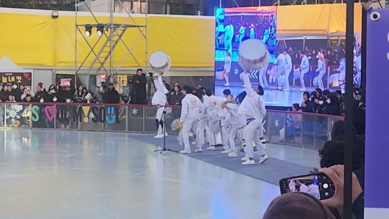 “서울 스케이트장 개막식😊 타악 퍼포먼스로 분위기 폭발! “Percussion Takes Over! Seoul Ice Rink Opening Goes Wild!”