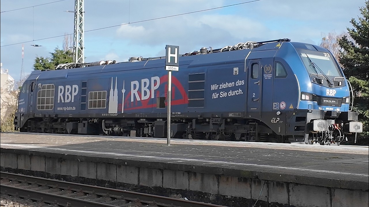 Ohne Schnee: Dichter Zugverkehr im Bahnhof Magdeburg-Neustadt am Nachmittag