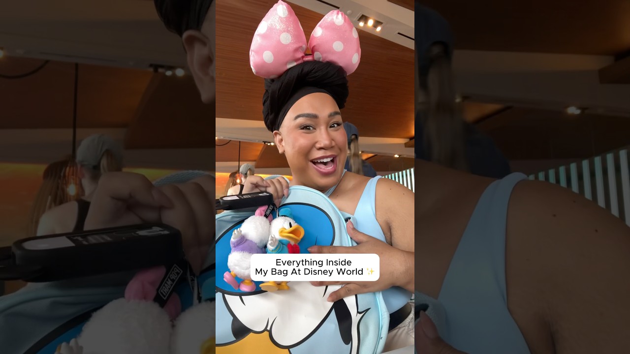What’s in my bag?! At Disney World Orlando ✨🙂‍↕️ 