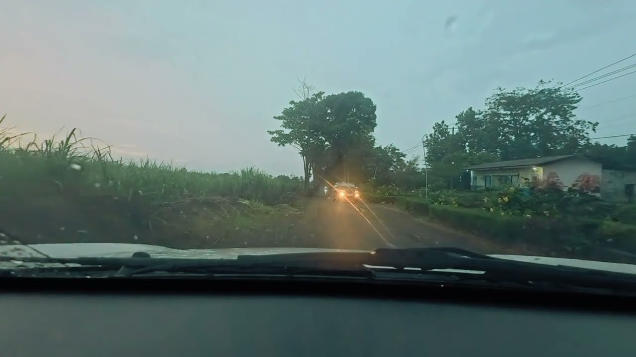 Pemandangan Jalan Desa Sepawon Saat Kabut