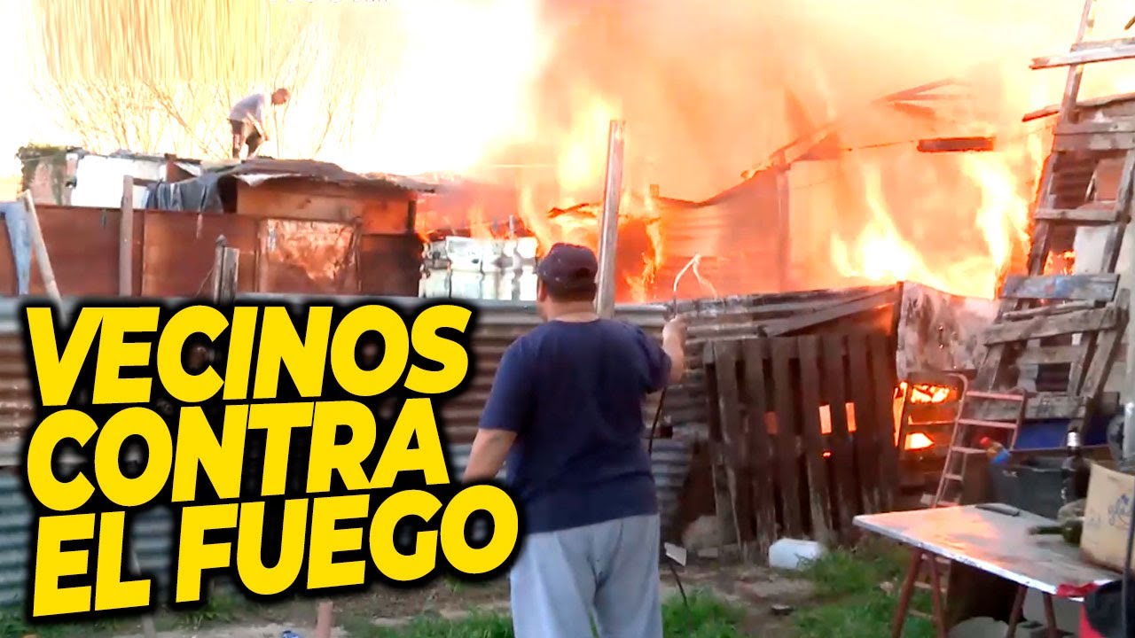 Policías en acción registró cómo se combate un incendio en una villa de emergencia