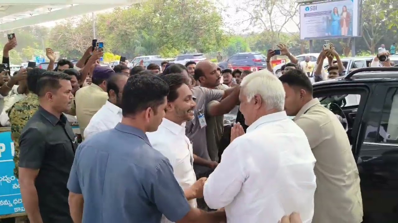 గన్నవరం ఎయిర్ పోర్టులో మాజీ సీఎం జగన్మోహన్ రెడ్డికి స్వాగతం పలికిన వైసీపీ నాయకులు 