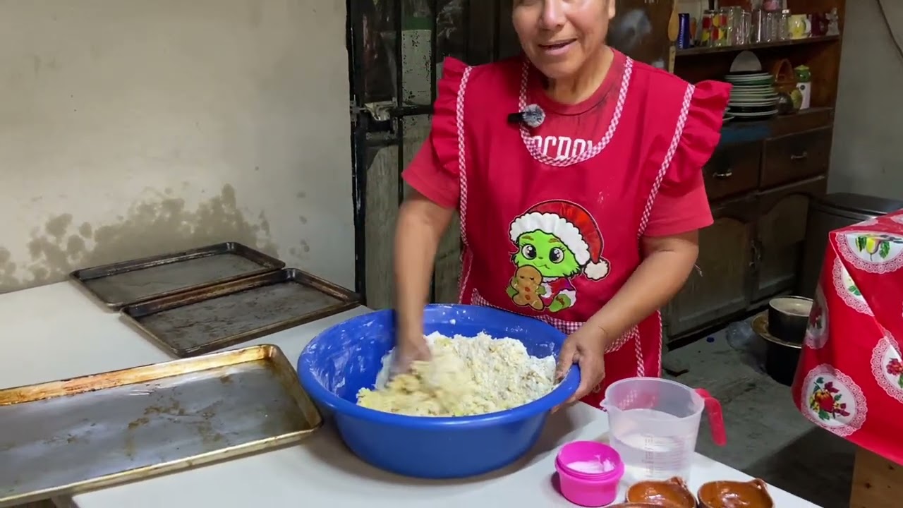 haciendo roscas de reyes y chocolate caliente