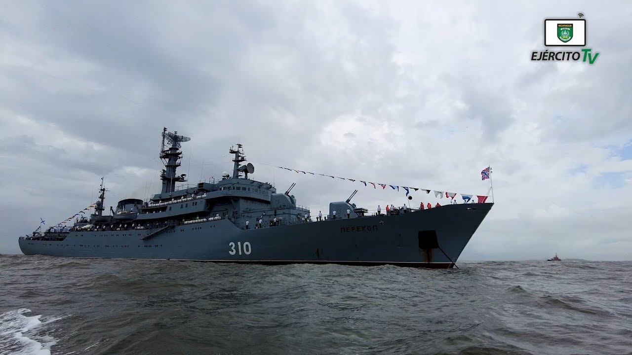 Fuerza Naval recibió visita del Buque Escuela 