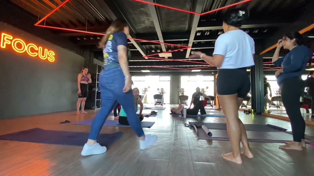 Acroyoga en altozano | fuerza, equilibrio y confianza
