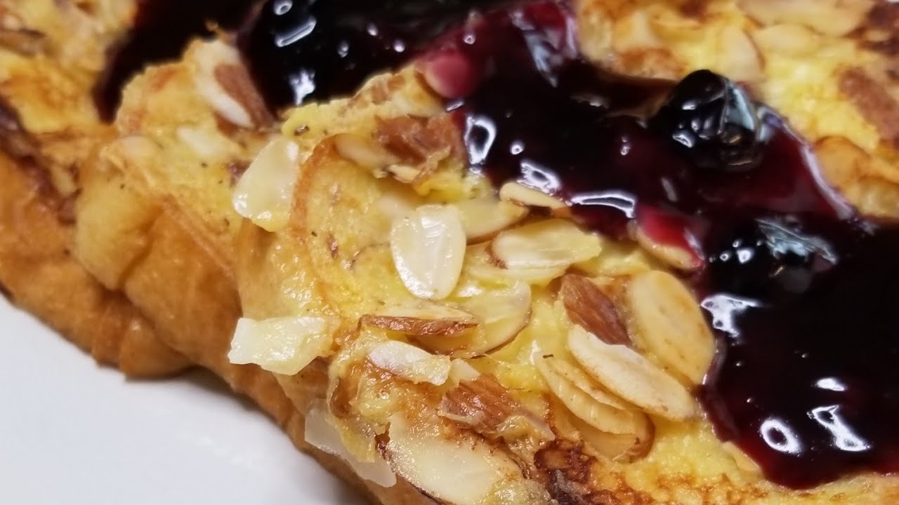 ALMOND FRENCH TOAST! WITH HOMEADE MIXED BERRY SYRUP!❤
