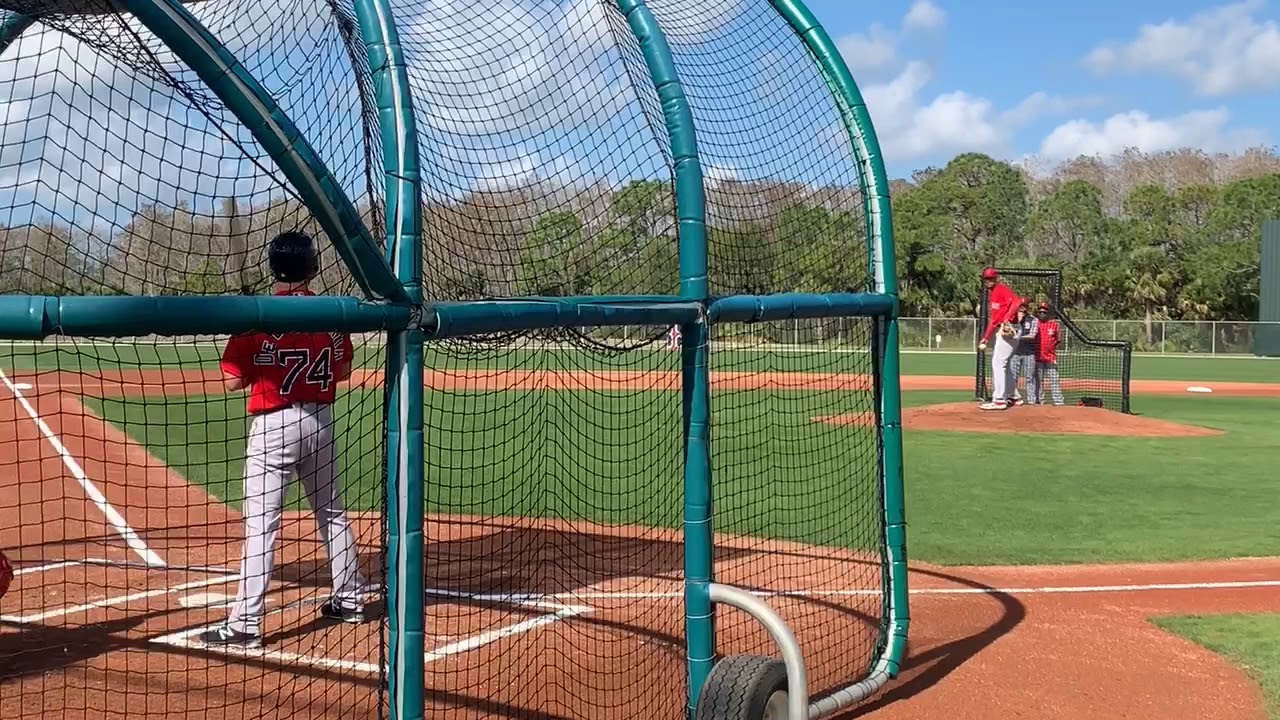 Denyi Reyes, Boston Red Sox prospect on 40-man roster, throws live BP