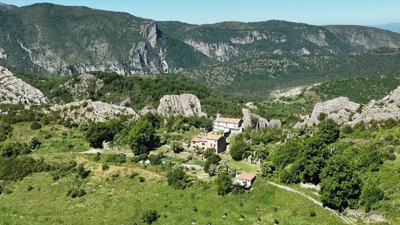 Vol au dessus du village du Poil