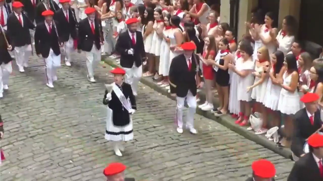El Alarde de Hondarribia a su paso por la Calle Mayor por la Mañana I 2023
