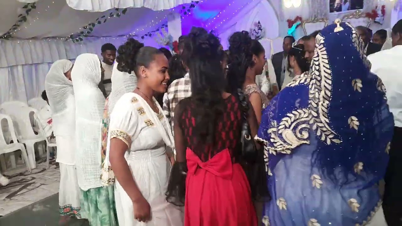 ድምፃዊ ተጋዳላይ ግርማይ መዝገቦ ምስ ወዲ ዜናዊ ባንድ ድሙቕ ጓይላ ኣብ ከተማ ኣኽሱም
