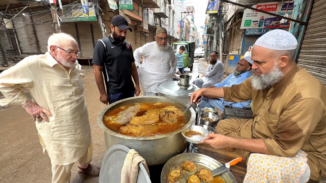 100/- Rs 50 YEAR'S OLD BREAKFAST! 😍  PAKISTANI SIRI PAYE | BEST MUTTON PAYA - STREET FOOD IN LAHORE
