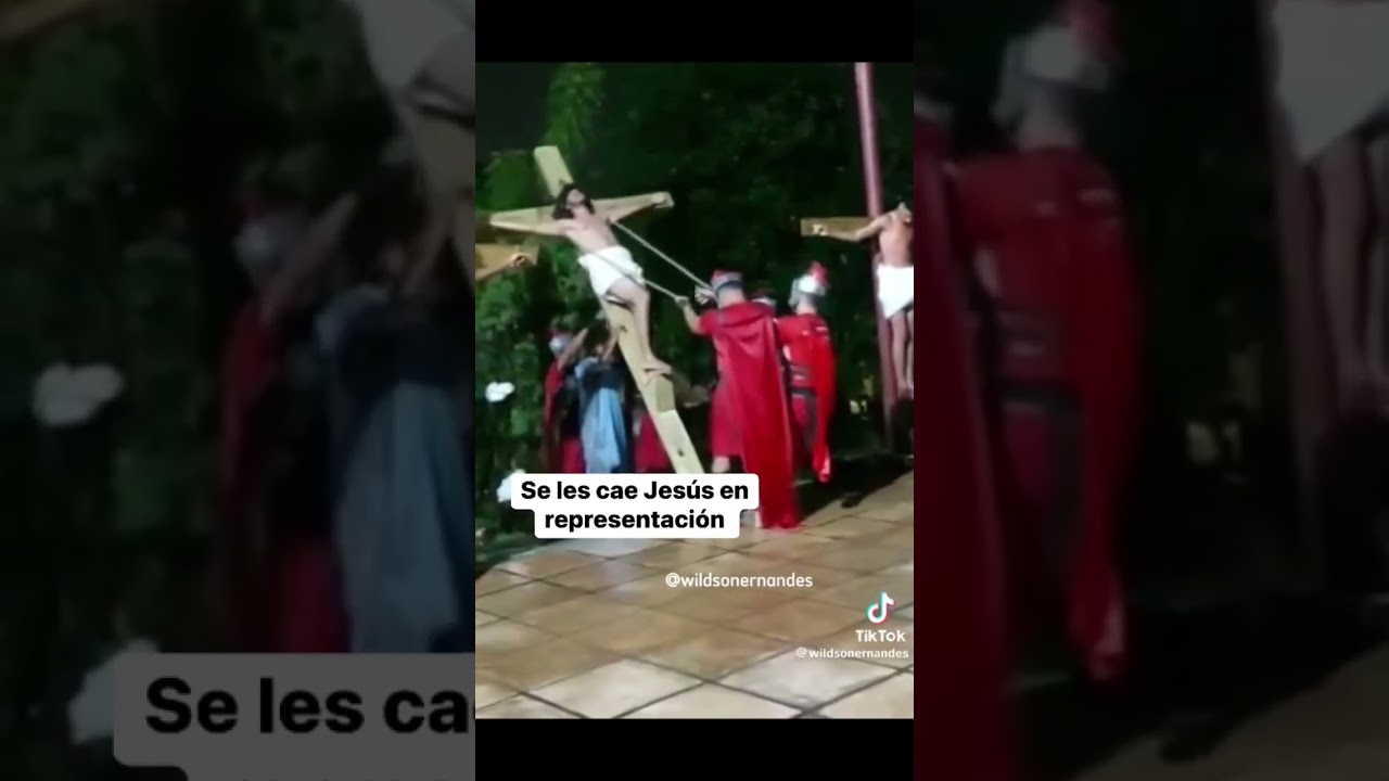 Se les cae Jes&uacute;s en representaci&oacute;n de Viacrucis #viacrucis #viral #SemanaSanta23
