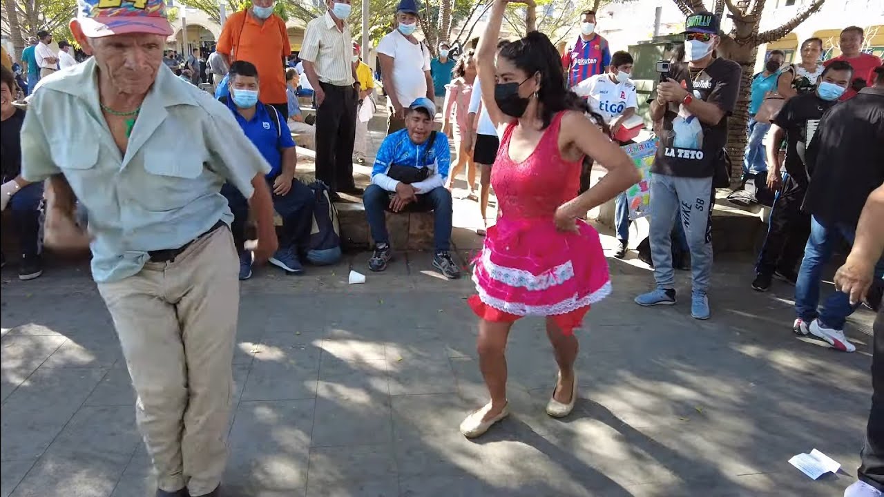 SANDRA LA SANTANECA NO RESISTIO LAS GANAS DE BAILAR CON DON CHICO EL BAILARIN DE LAS BOTAS DE HULE